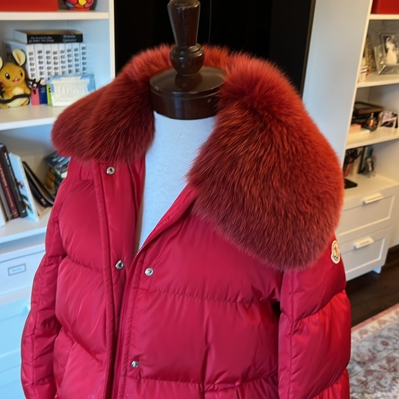 Moncler red puffer size M in excellent condition. Removable Blue fox fur trim - Picture 4 of 14